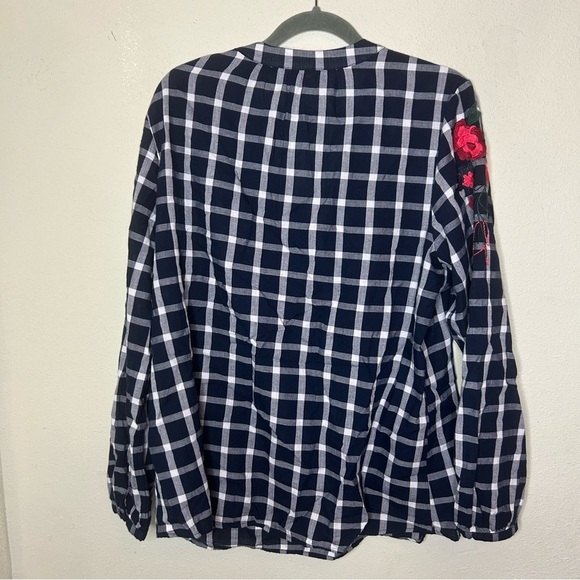 Crown & Ivy Navy Checkered Blouse Size Large - Picture 7 of 8